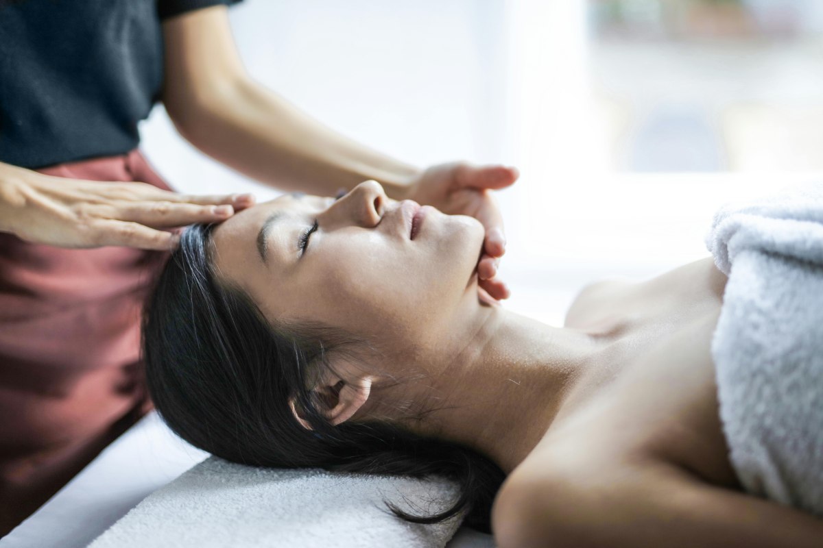 Cách massage giảm đau đầu