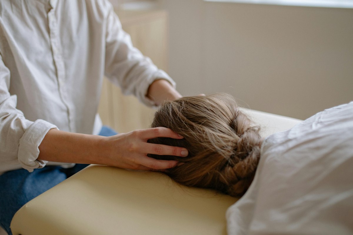 Cách massage giảm đau đầu