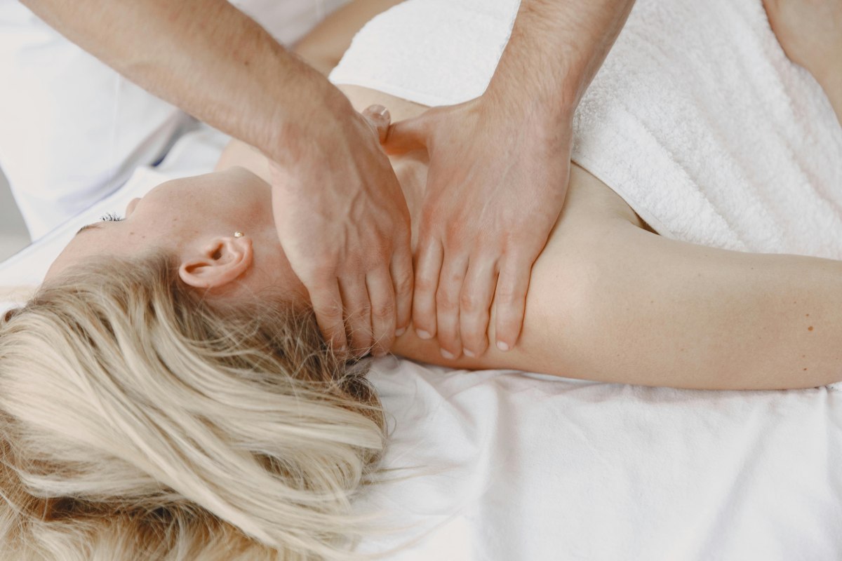 Cách massage giảm đau đầu