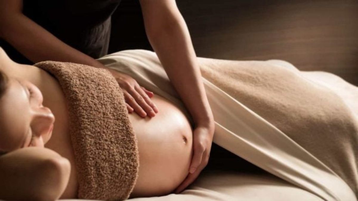 Cách massage giảm đau lưng cho bà bầu