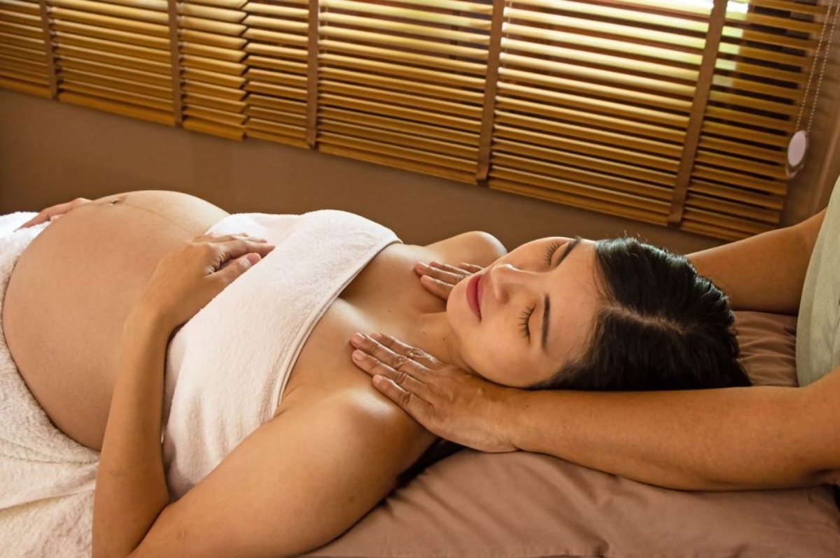 Cách massage giảm đau lưng cho bà bầu