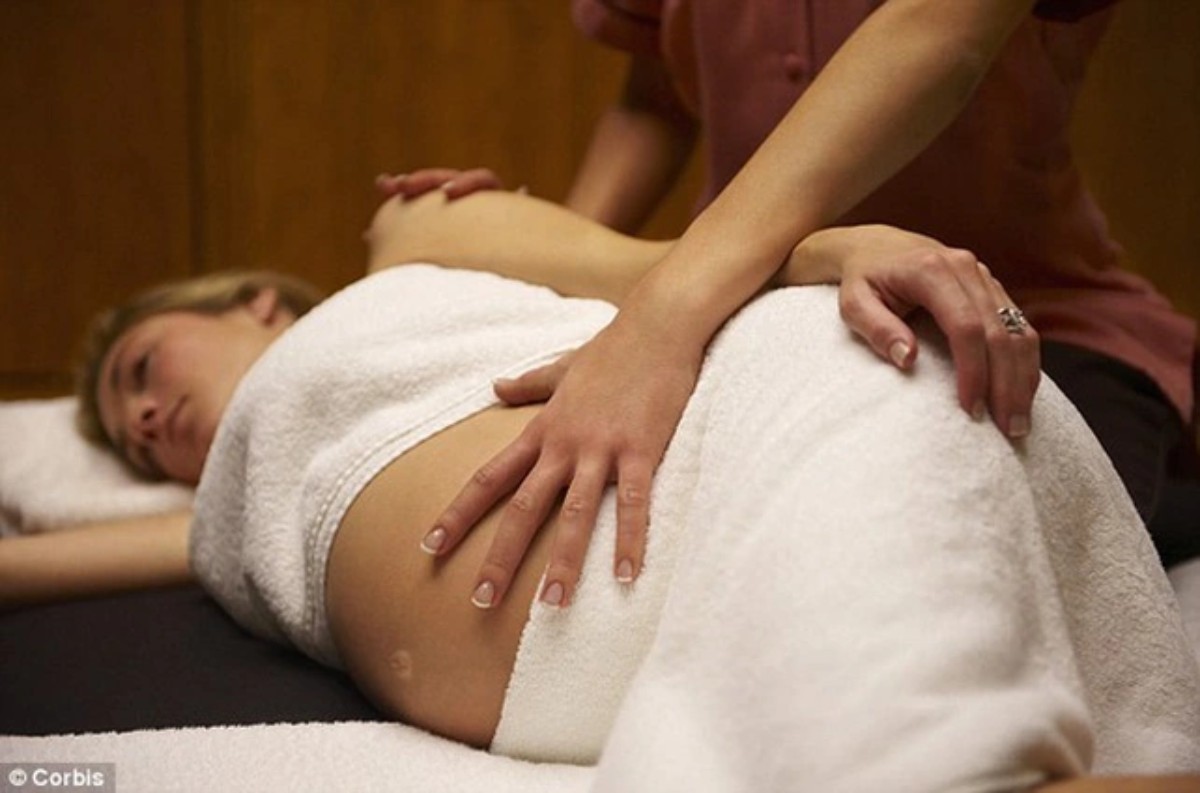 Cách massage giảm đau lưng cho bà bầu