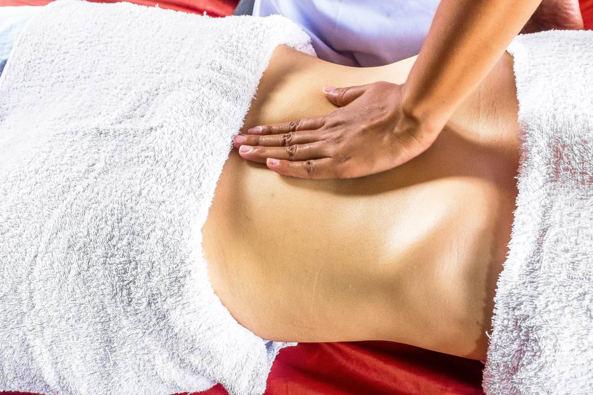 Cách tự massage bụng