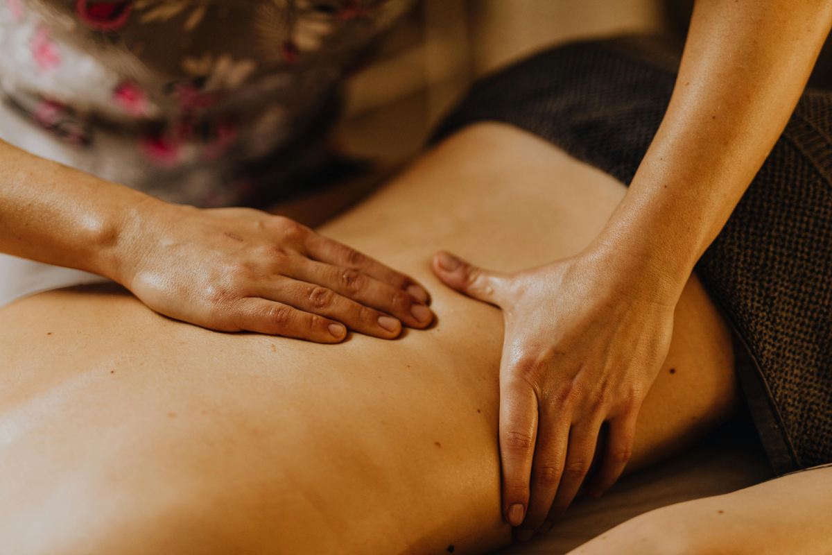 Cách tự massage bụng