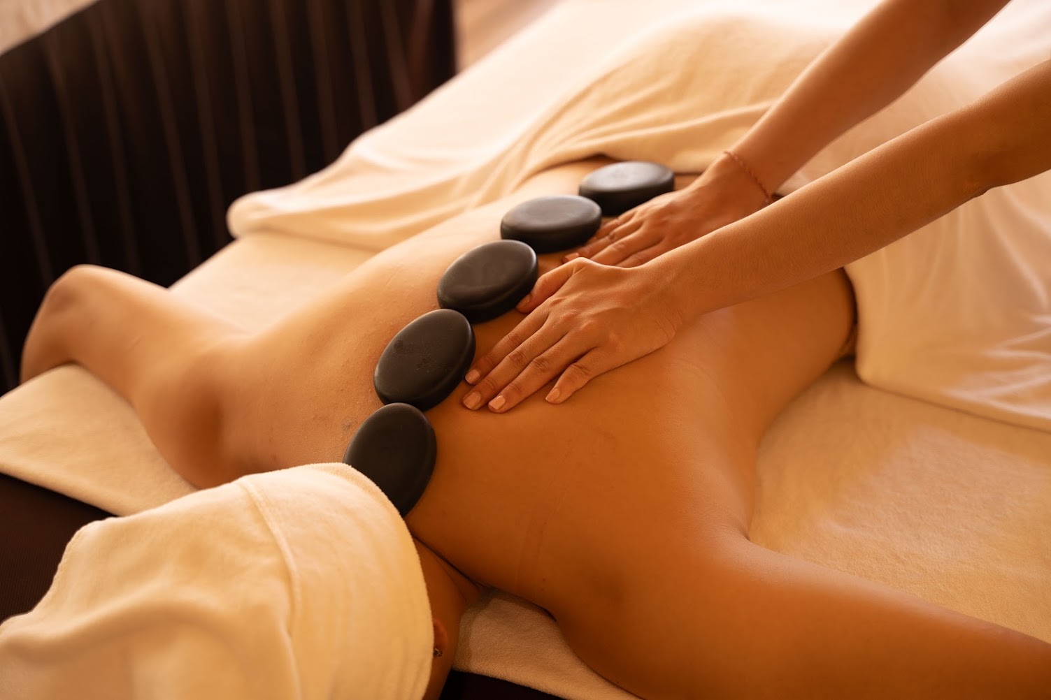 Liệu trình massage đá nóng thải độc tố thư giãn sâu tại tigon massa