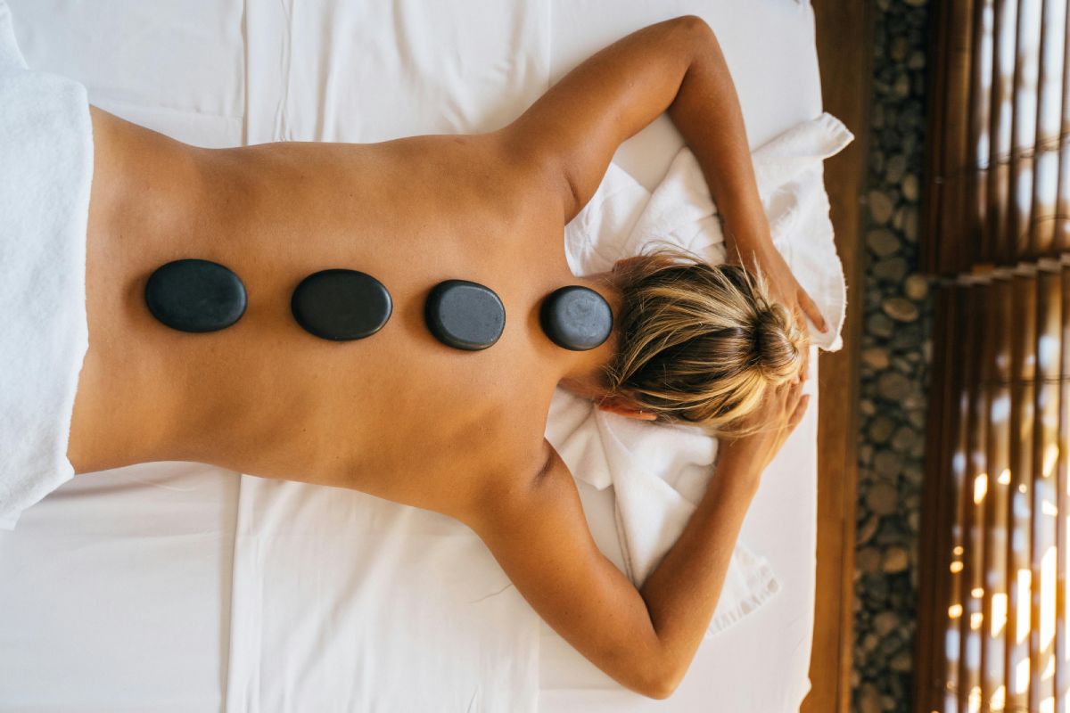 massage đá nóng
