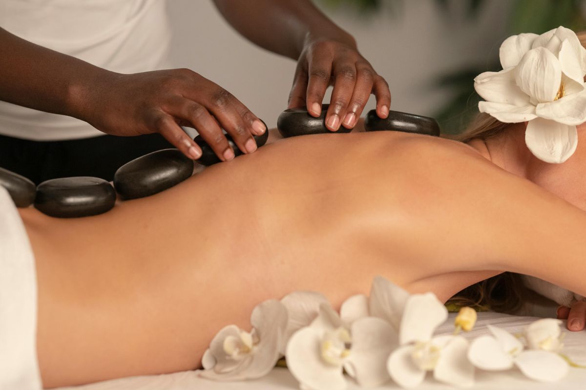 massage đá nóng