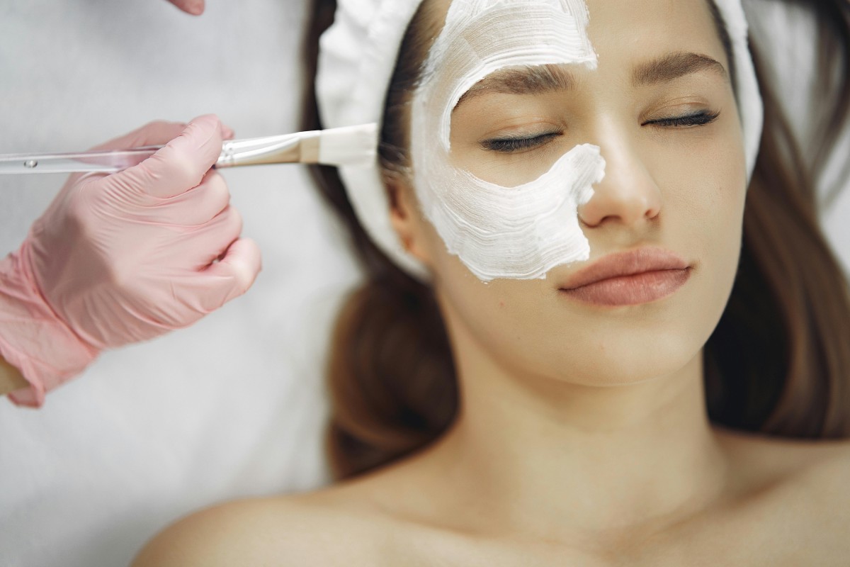 tẩy da chết trước hay rửa mặt trước